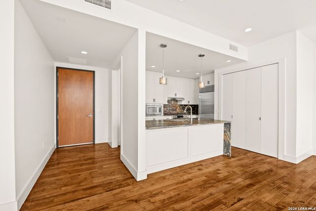 610 E Market St Unit 3110, San Antonio, TX 78205