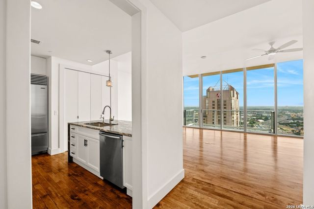 610 E Market St Unit 3110, San Antonio, TX 78205
