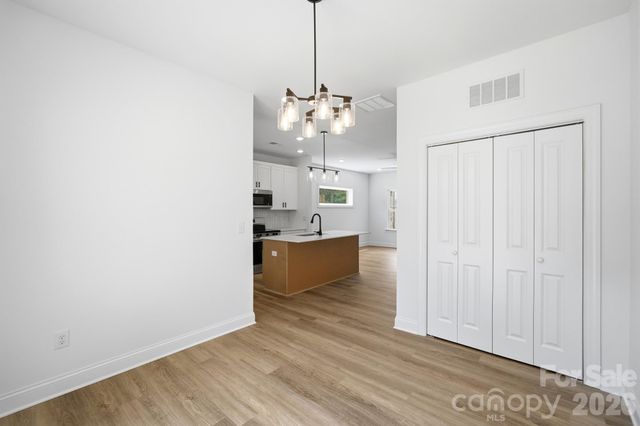 210 8th Avenue Drive SE, Hickory, NC 28602