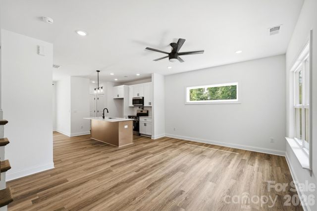 210 8th Avenue Drive SE, Hickory, NC 28602