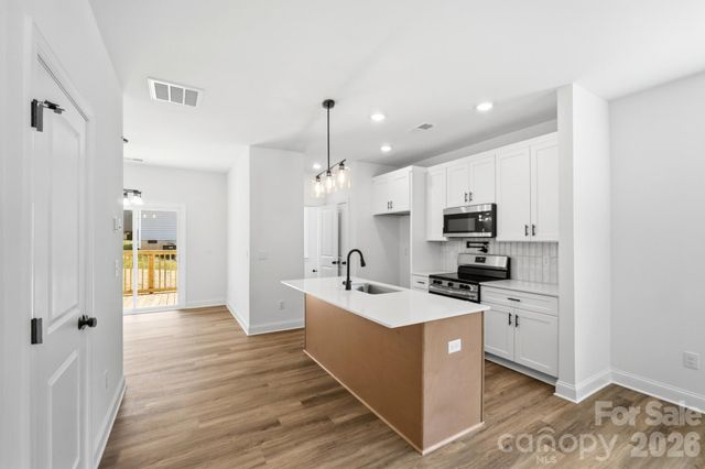 210 8th Avenue Drive SE, Hickory, NC 28602