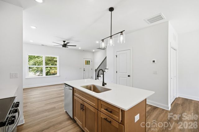 210 8th Avenue Drive SE, Hickory, NC 28602
