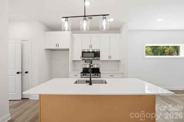 210 8th Avenue Drive SE, Hickory, NC 28602