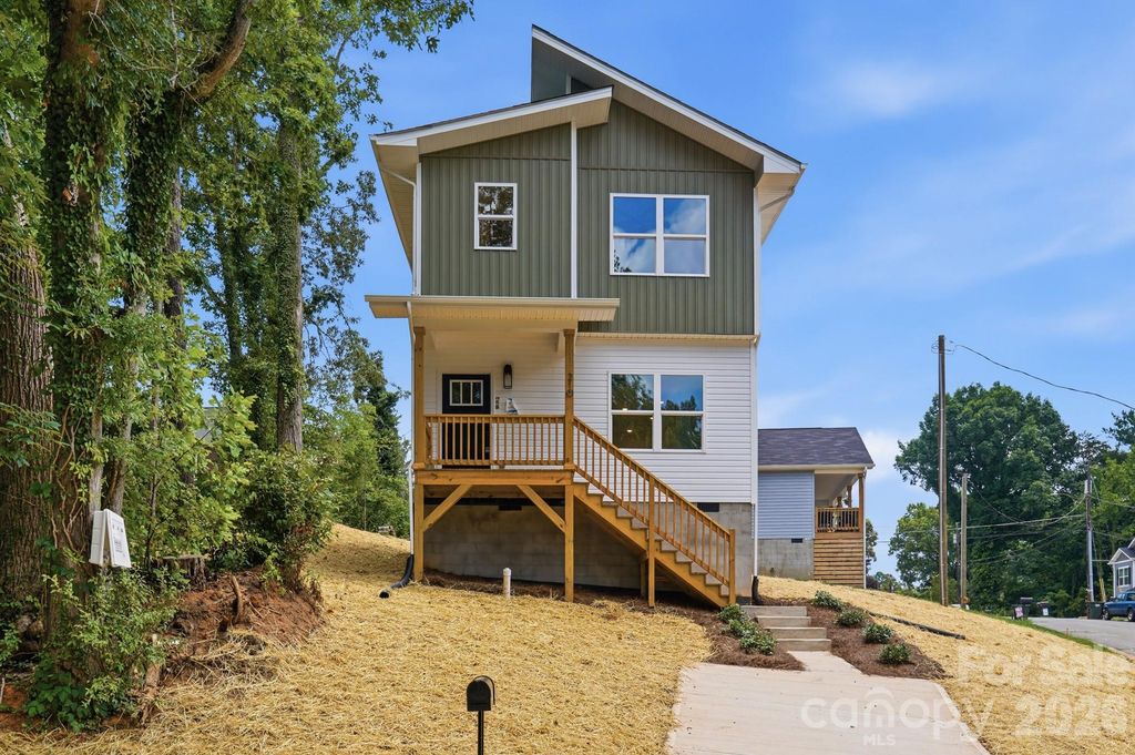 210 8th Avenue Drive SE, Hickory, NC 28602