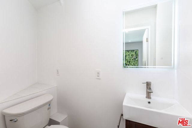 8012 Zeus Dr, Los Angeles, CA 90046