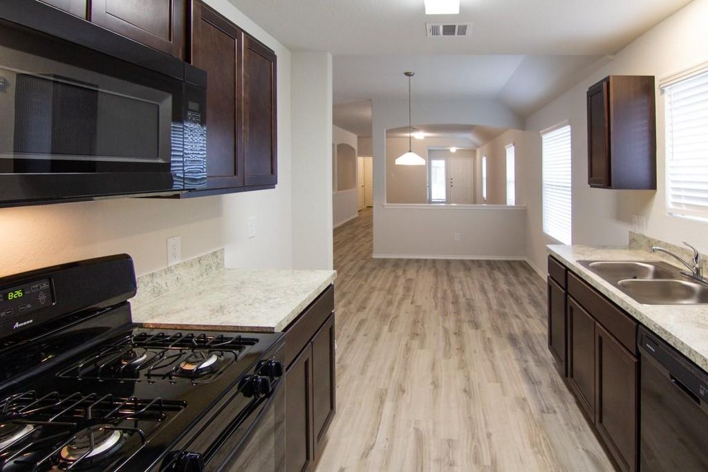 910 Dancing Sun Court, Baytown, TX 77521