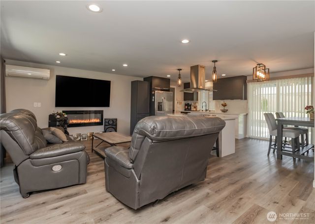 17224 E 10th Ave, Spanaway, WA 98387