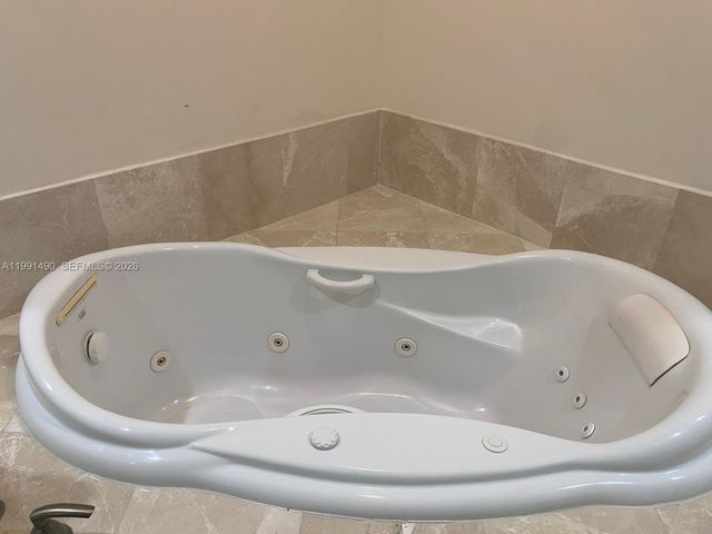 15051 Royal Oaks Ln 1705, North Miami, FL 33181