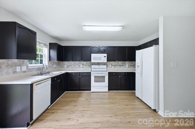 7143 Wandering Creek Drive, Charlotte, NC 28216