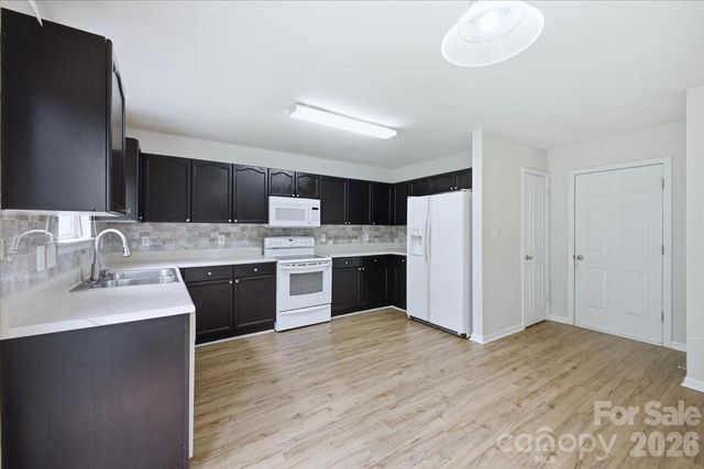 7143 Wandering Creek Drive, Charlotte, NC 28216