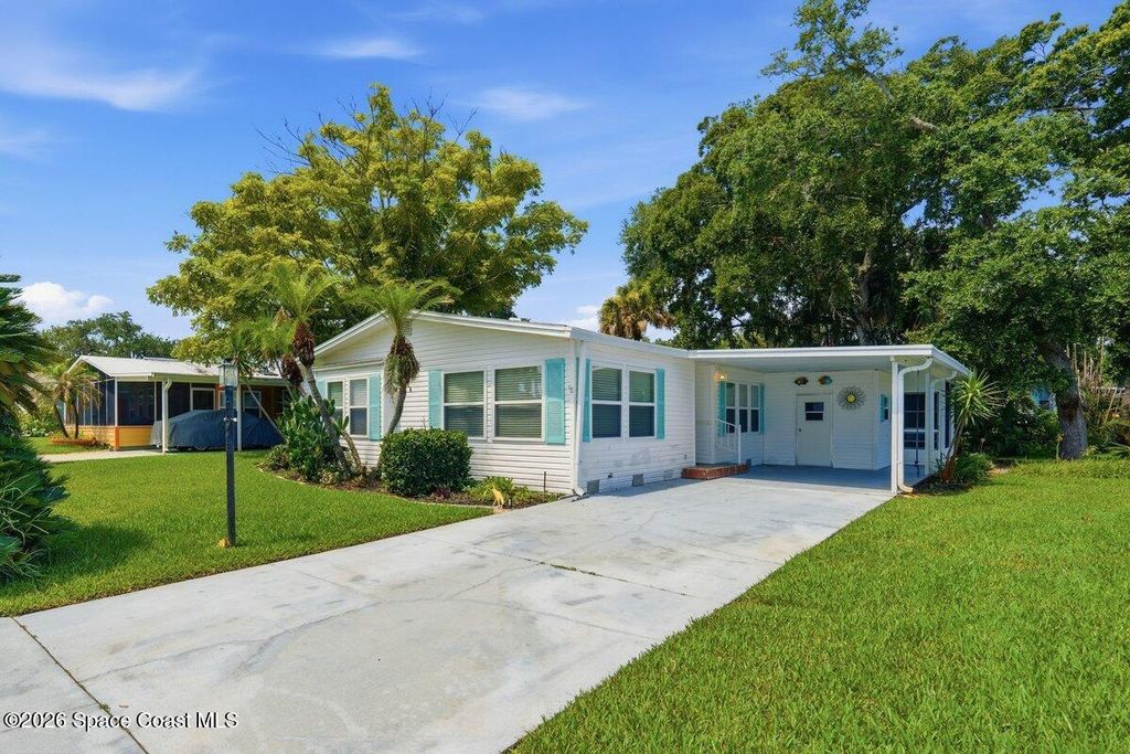 304 Portside Lane, Edgewater, FL 32141