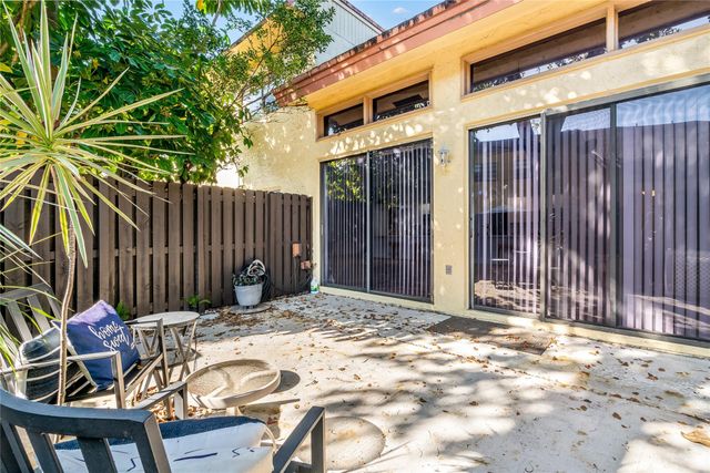 7920 NW 11th Ct, Plantation, FL 33322