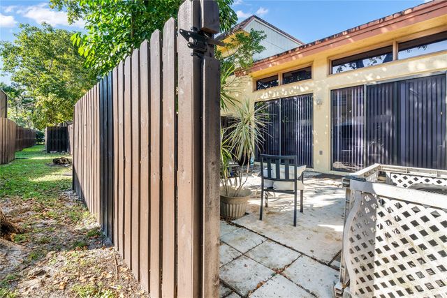 7920 NW 11th Ct, Plantation, FL 33322