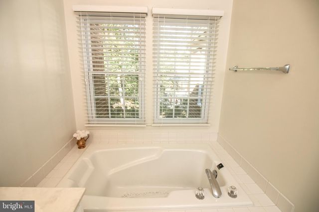1392 PARK GARDEN LN, Reston, VA 20194