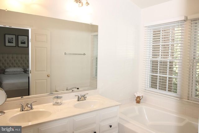 1392 PARK GARDEN LN, Reston, VA 20194