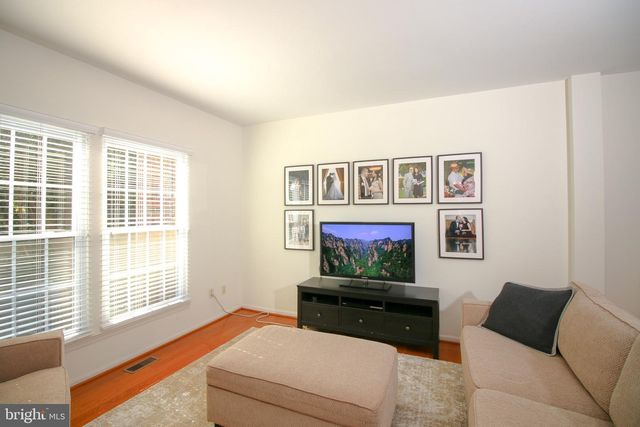 1392 PARK GARDEN LN, Reston, VA 20194