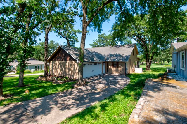 413 Cocopa Drive, Lake Kiowa, TX 76240