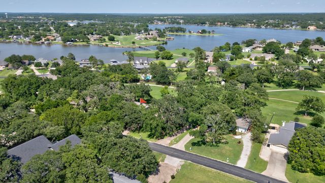 413 Cocopa Drive, Lake Kiowa, TX 76240