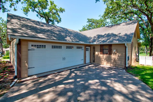 413 Cocopa Drive, Lake Kiowa, TX 76240