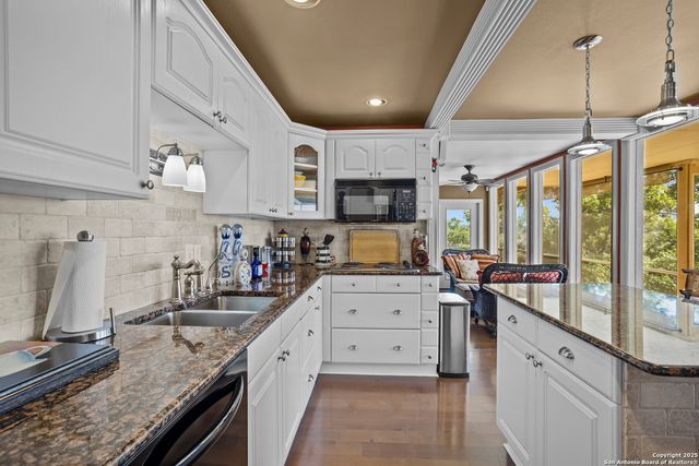 481 Private Road 2610, Mico, TX 78056