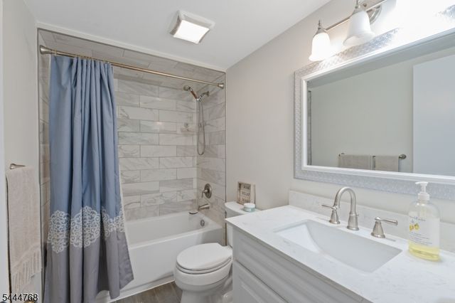 114 Federal Hill Rd, Pompton Lakes Boro, NJ 07442