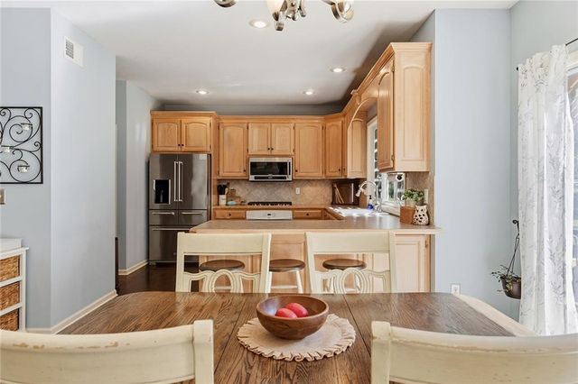 533 NE EMERALD Drive, Lee's Summit, MO 64064