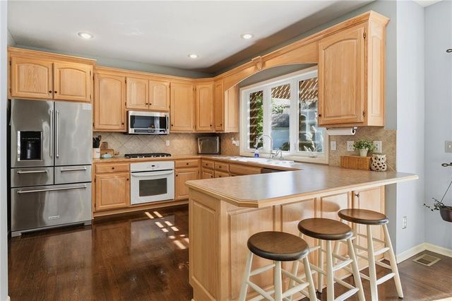 533 NE EMERALD Drive, Lee's Summit, MO 64064