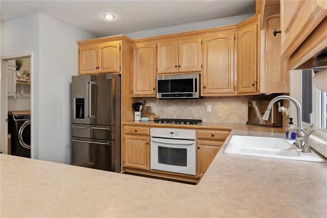 533 NE EMERALD Drive, Lee's Summit, MO 64064