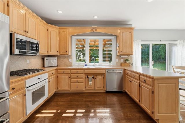 533 NE EMERALD Drive, Lee's Summit, MO 64064