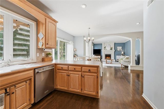 533 NE EMERALD Drive, Lee's Summit, MO 64064