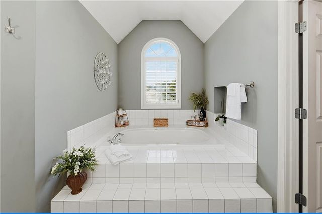 533 NE EMERALD Drive, Lee's Summit, MO 64064