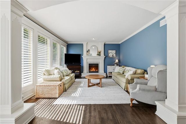 533 NE EMERALD Drive, Lee's Summit, MO 64064