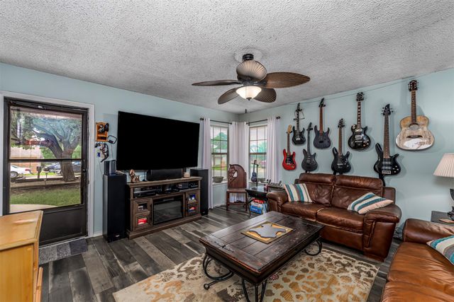 1101 Pin Oak Drive, Denton, TX 76209