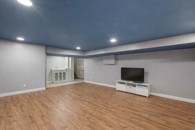 9829 S 51st Avenue, Oak Lawn, IL 60453