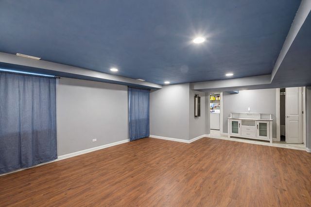 9829 S 51st Avenue, Oak Lawn, IL 60453