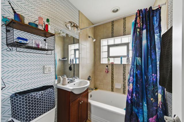 9829 S 51st Avenue, Oak Lawn, IL 60453