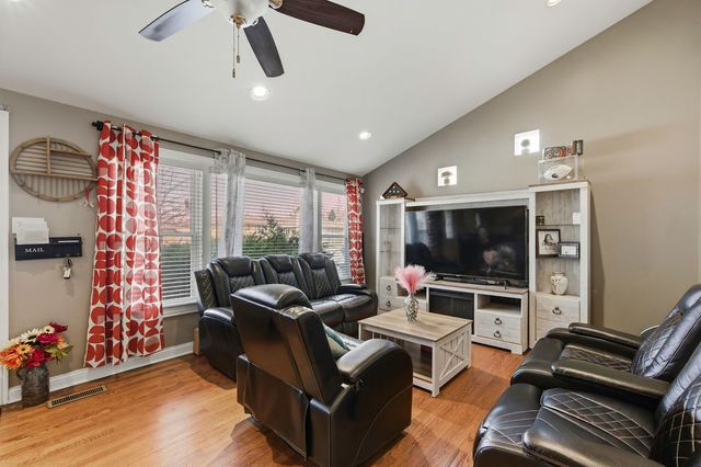 9829 S 51st Avenue, Oak Lawn, IL 60453