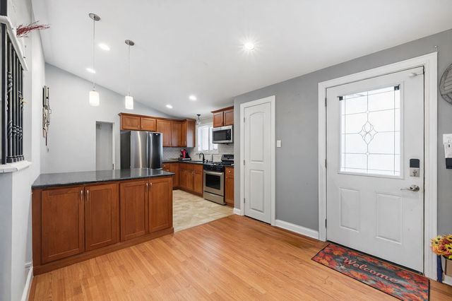 9829 S 51st Avenue, Oak Lawn, IL 60453