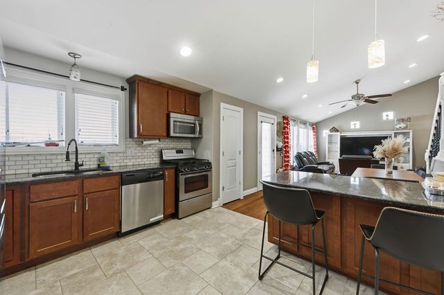 9829 S 51st Avenue, Oak Lawn, IL 60453