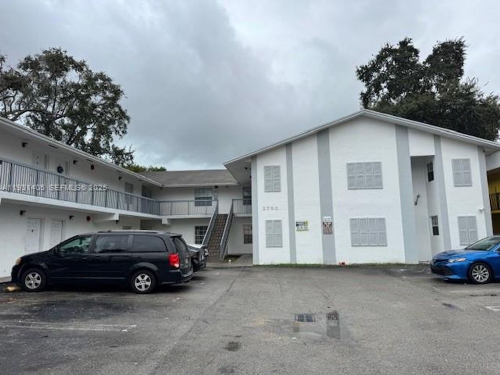 2750 SW 10th Ter 14, Miami, FL 33135