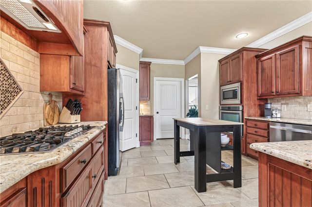 6105 W Bainbridge Drive, Rogers, AR 72758