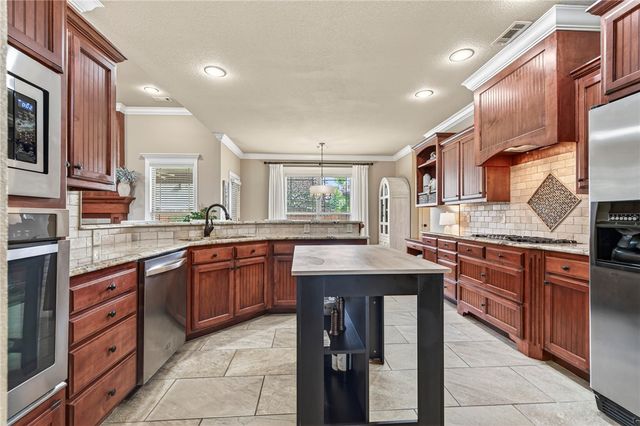 6105 W Bainbridge Drive, Rogers, AR 72758