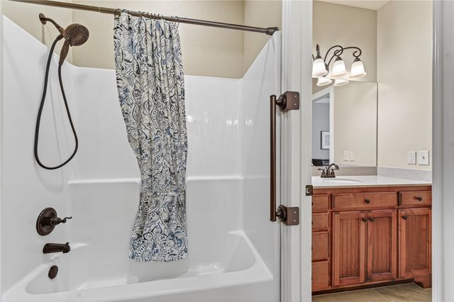 6105 W Bainbridge Drive, Rogers, AR 72758