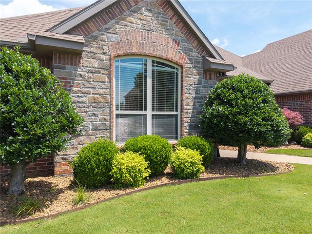 6105 W Bainbridge Drive, Rogers, AR 72758