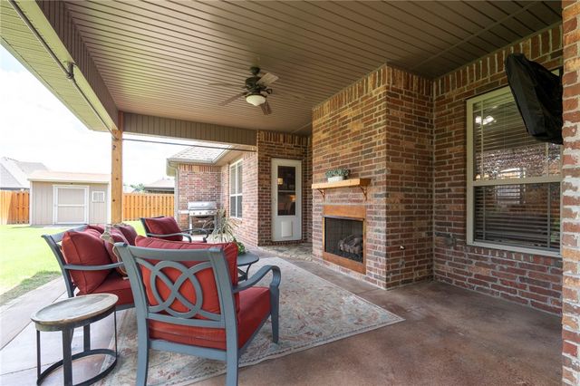 6105 W Bainbridge Drive, Rogers, AR 72758