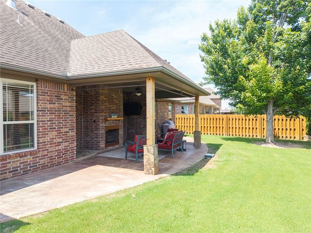 6105 W Bainbridge Drive, Rogers, AR 72758