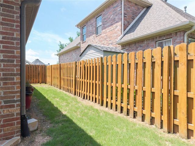 6105 W Bainbridge Drive, Rogers, AR 72758