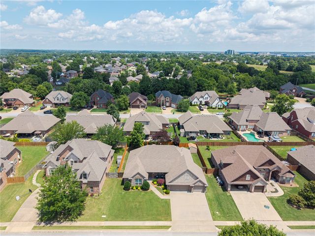6105 W Bainbridge Drive, Rogers, AR 72758