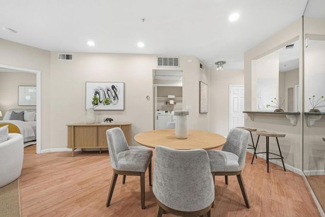 902 Sunrose 104, Sunnyvale, CA 94086