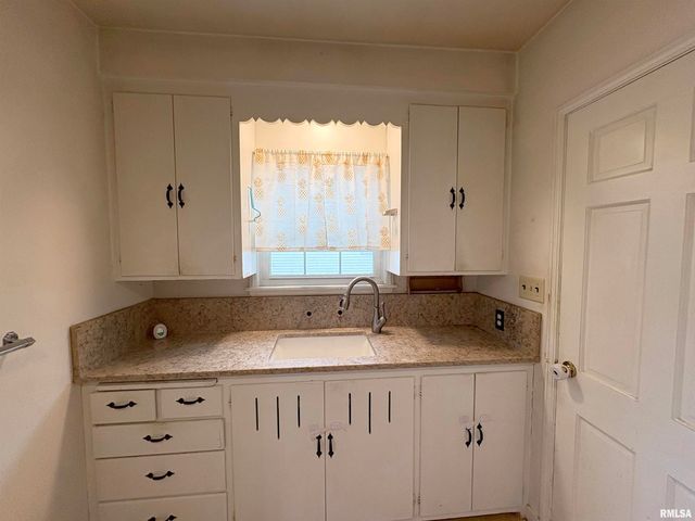 1324 W CIRCLE Road, Peoria, IL 61604